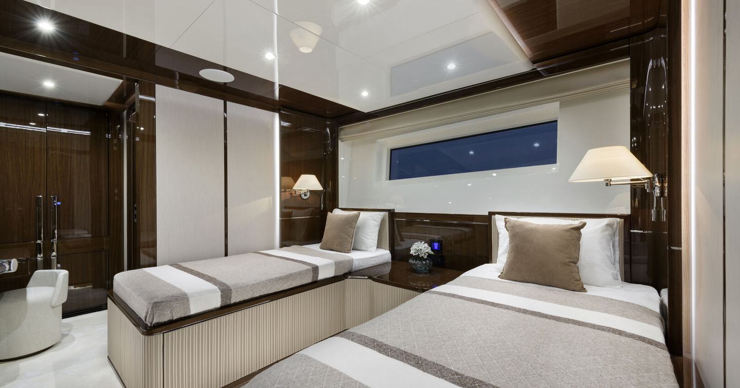Lazzara UHV 100 Motor Yacht twin cabin