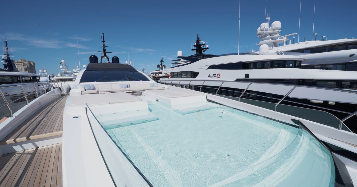 Mangusta-GranSport-54-Review-foredeck-pool