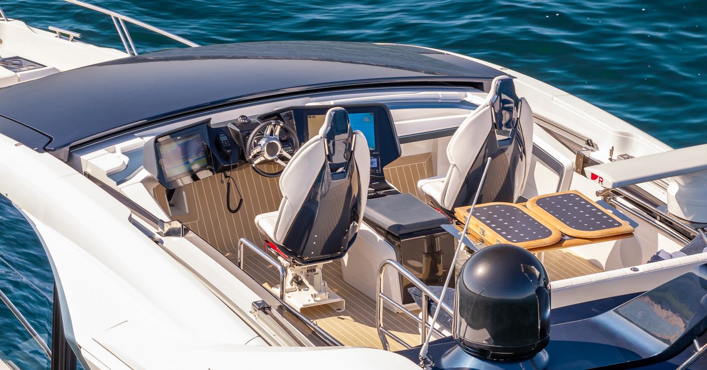Galeon 570 SKY Motor Yacht upper helm flybridge