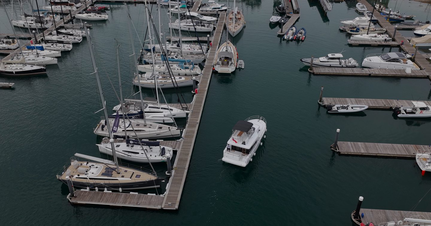 Beneteau Swift Trawler 37 Fly manoeuvring in a marina during sea trial