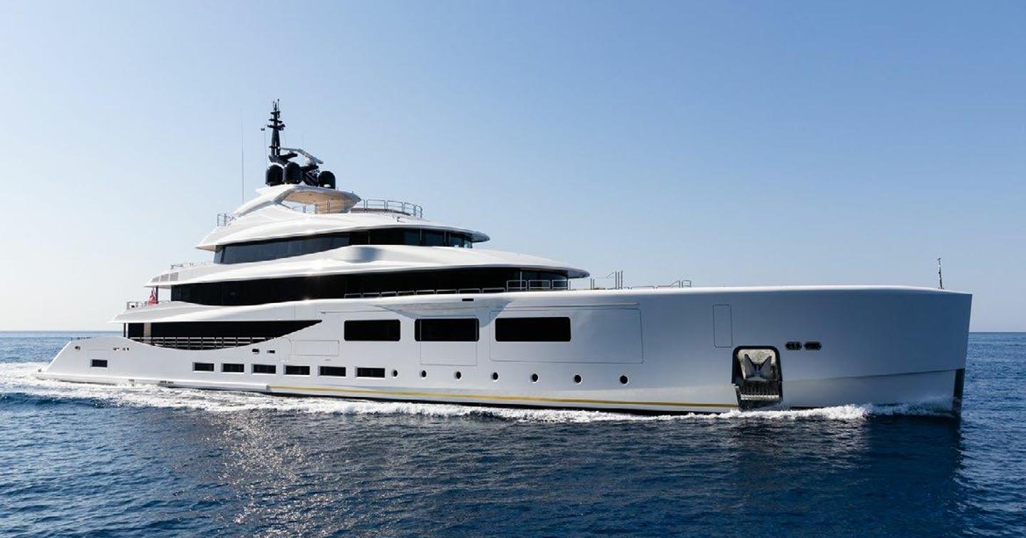 Superyacht Alfa under way 