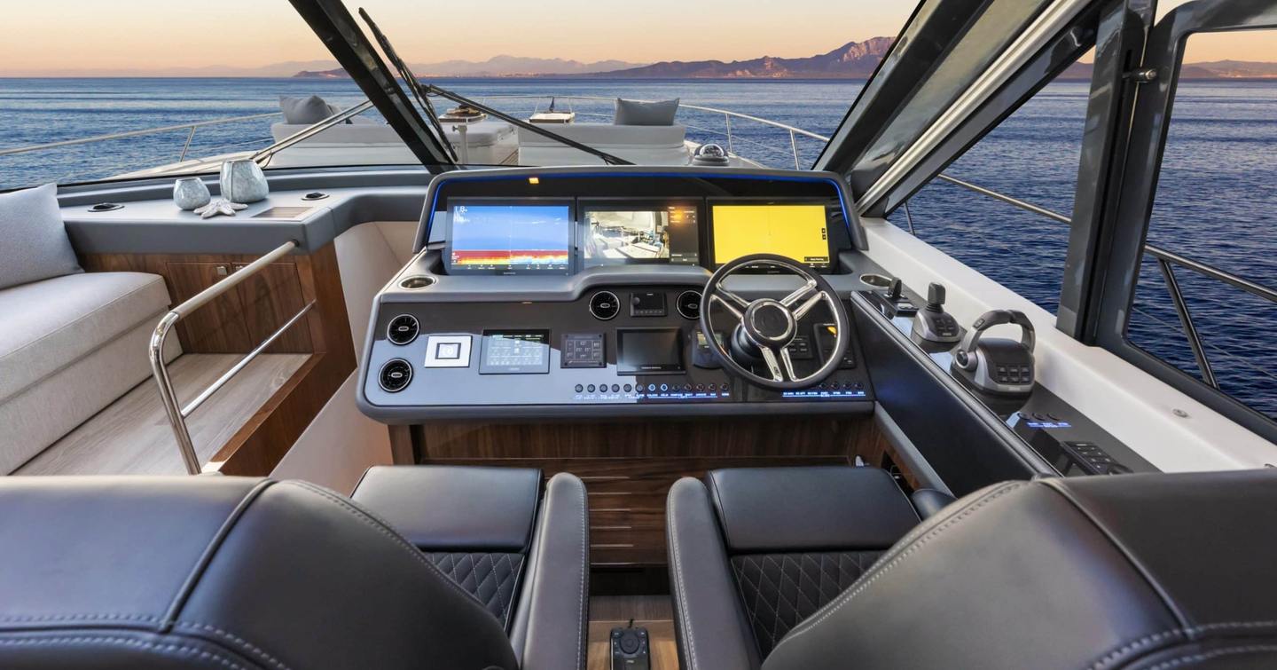 Riviera-6800-Sport-Yacht-Platinum-helm-station