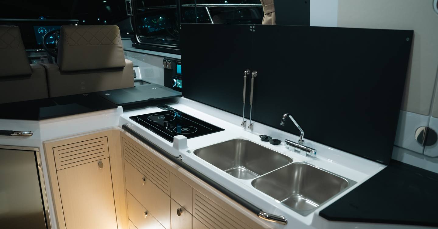 Aquador-400HT-Review-galley