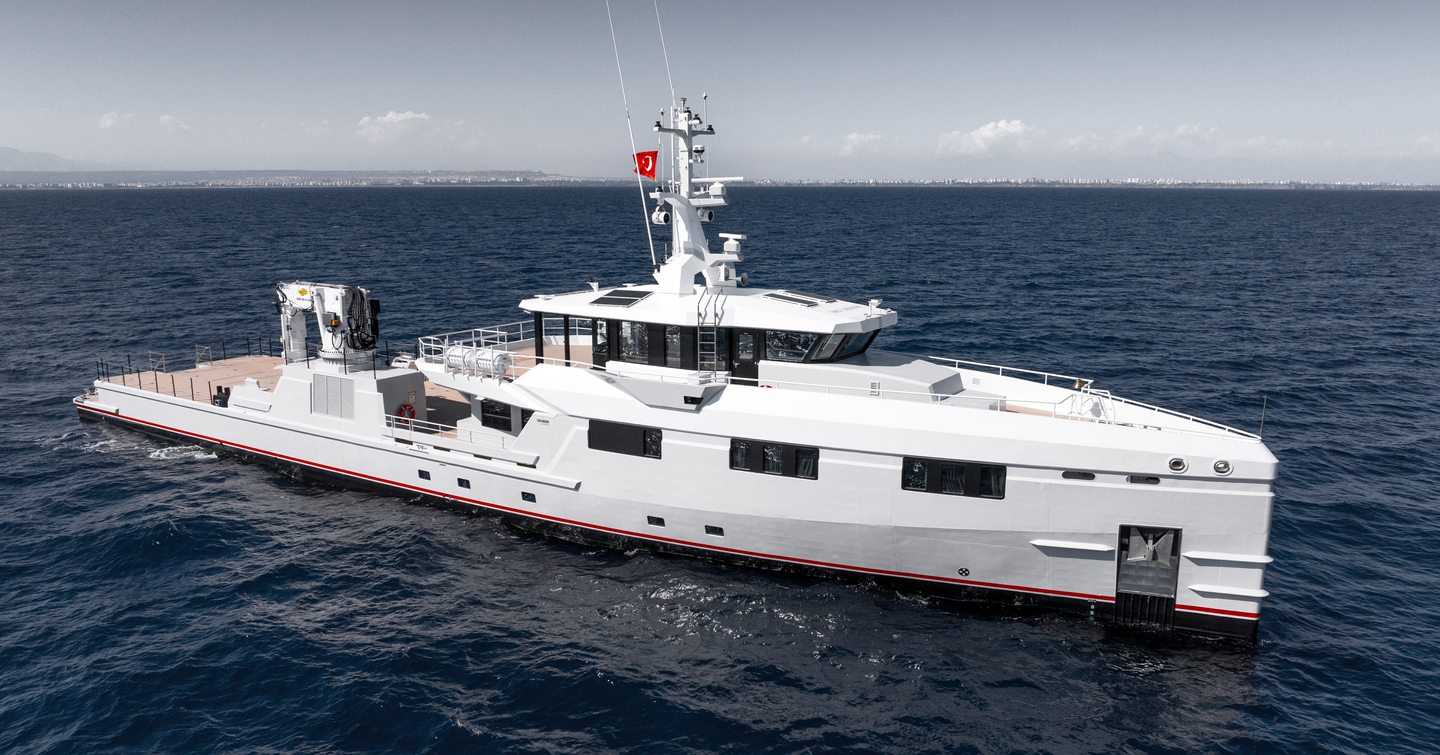Support yacht Emotional at anchor 