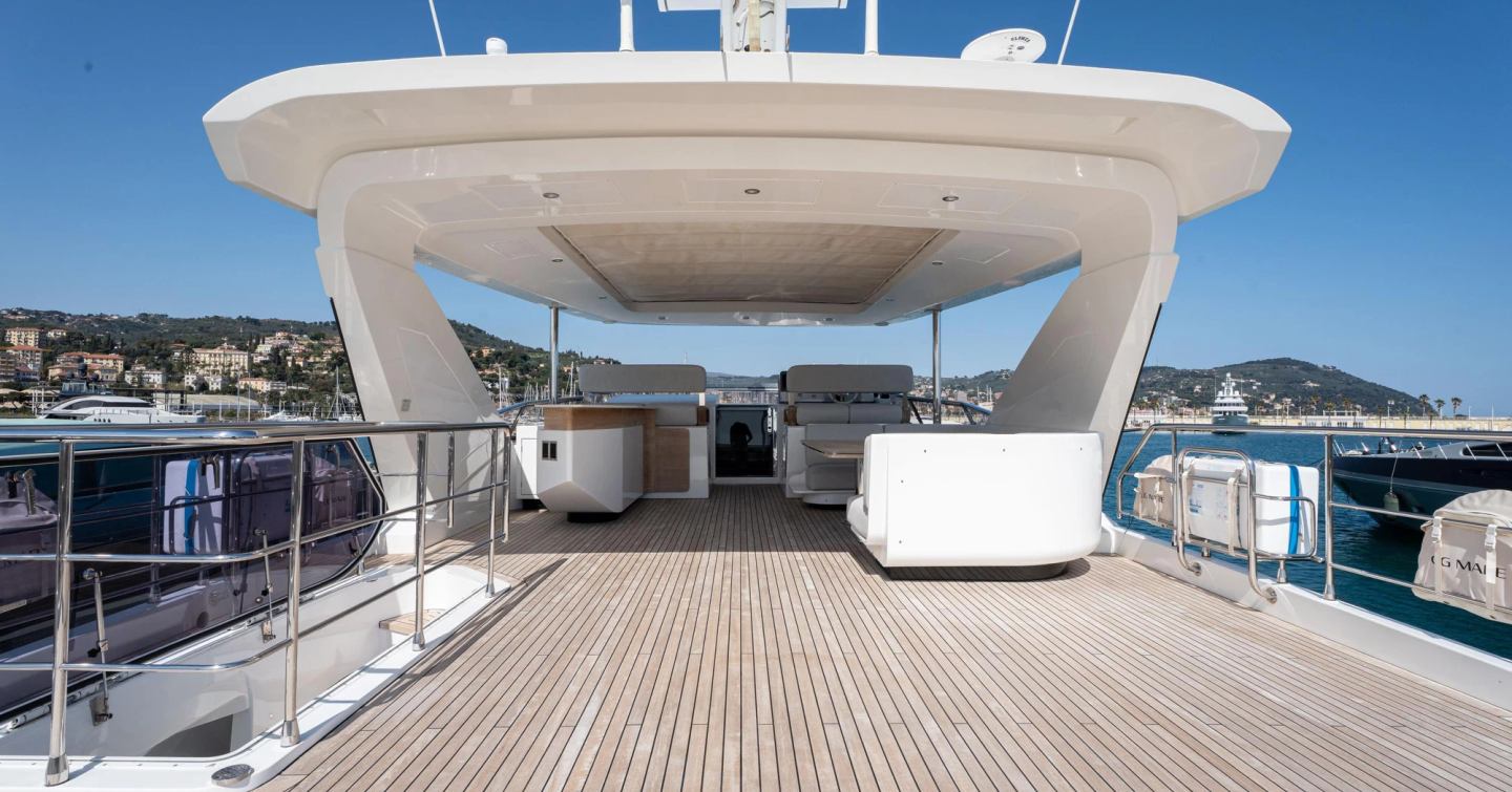 Motor yacht Dambar flybridge with alfresco dining and helm station