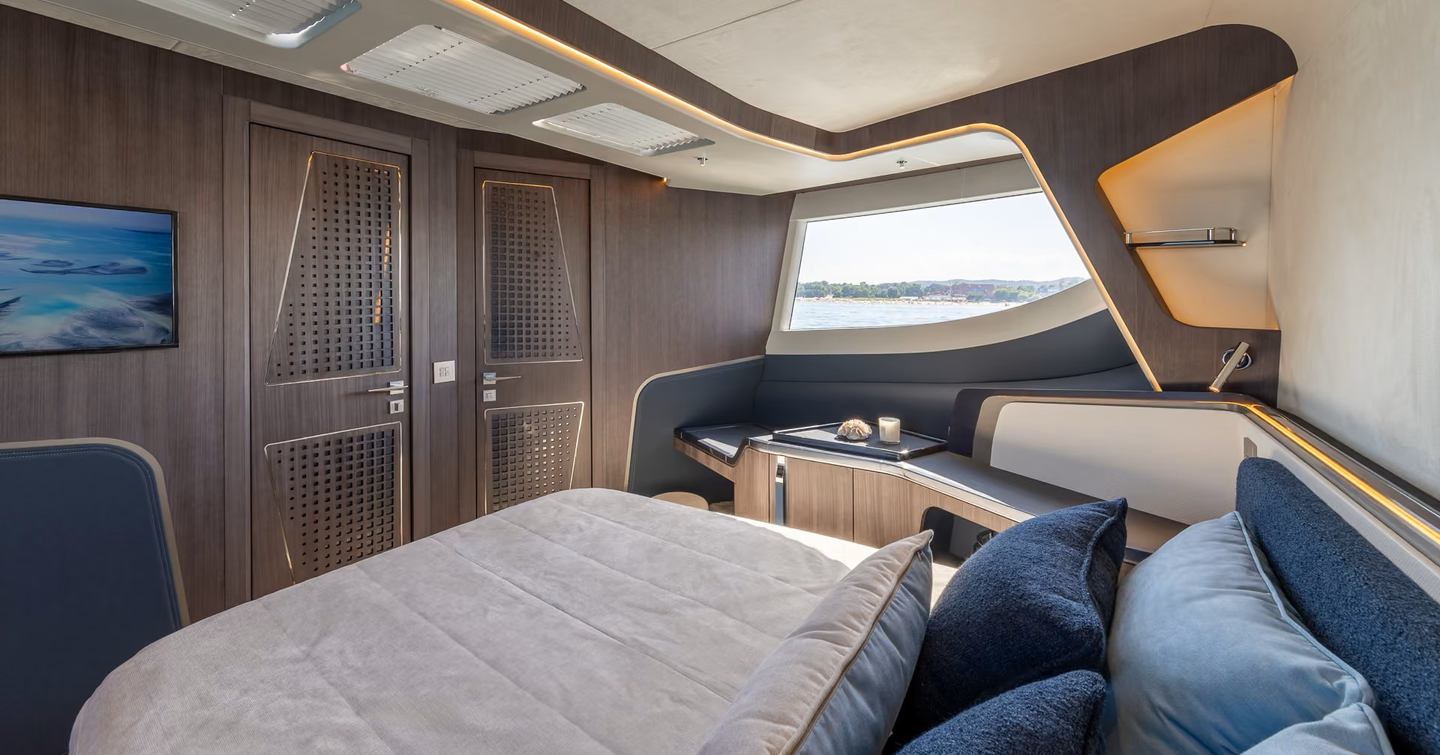 Galeon 570 SKY Motor Yacht cabin