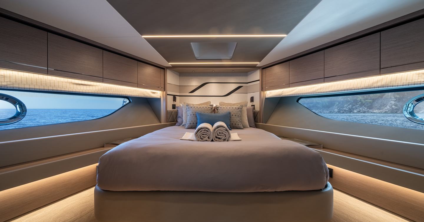 Sunseeker-75-Sport-Yacht-Review-VIP-cabin