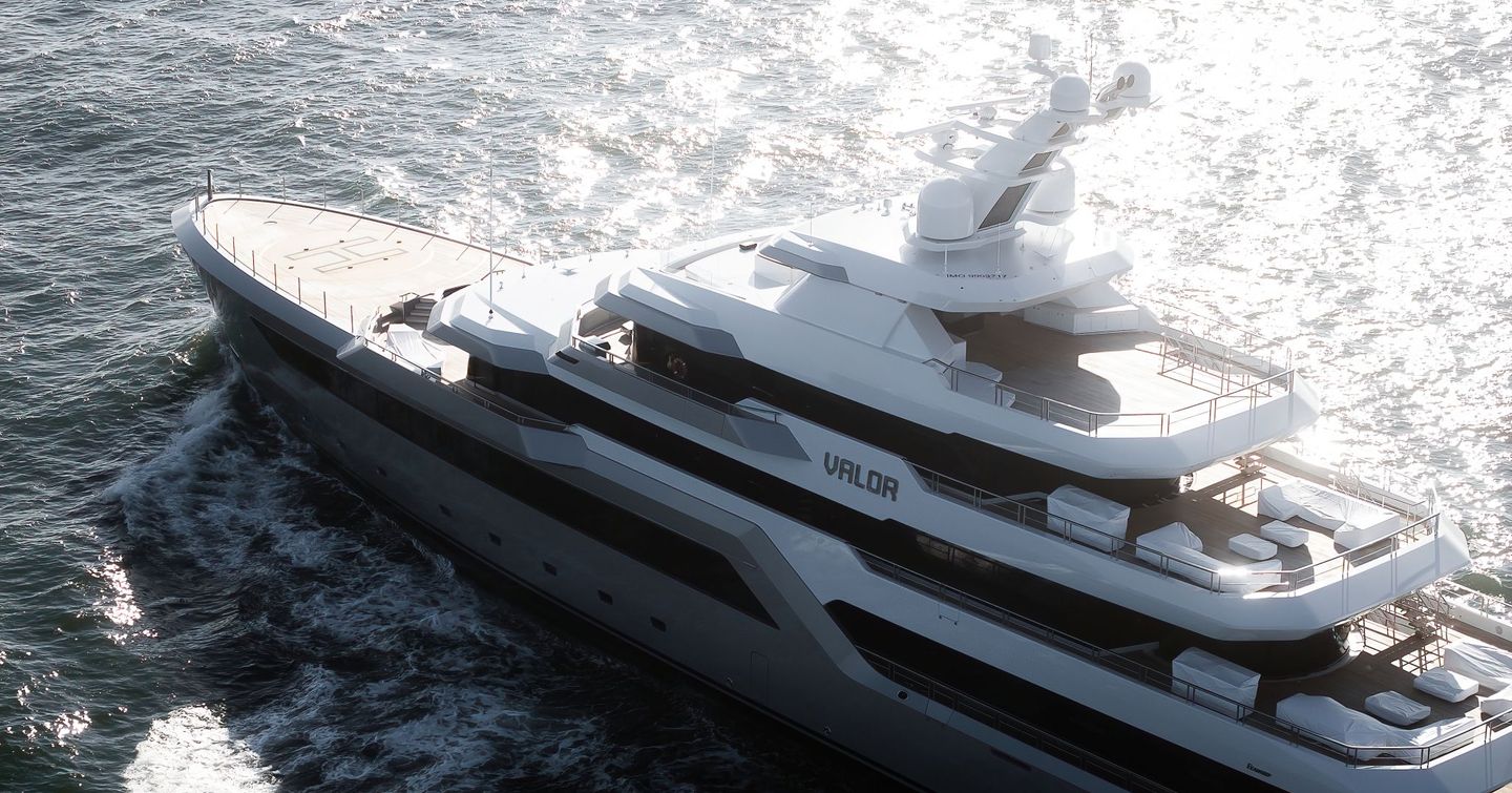 Expedition yacht Valor underway 