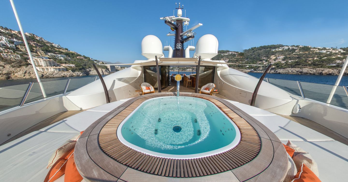 Superyacht Here Comes the Sun foredeck jacuzzi 