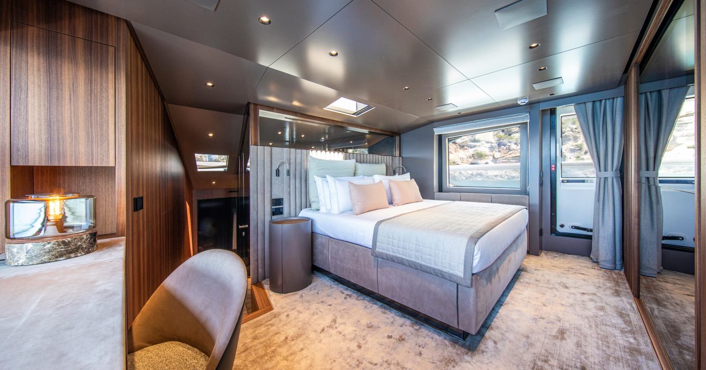 Sanlorenzo motor yacht Seven master cabin with desk 