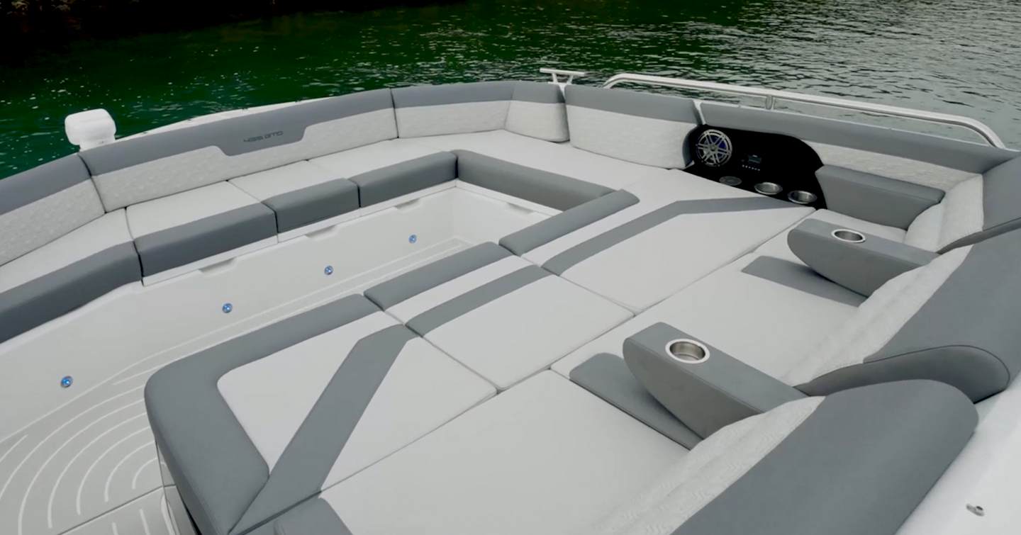 Galeon-435-GTO-foredeck-seating