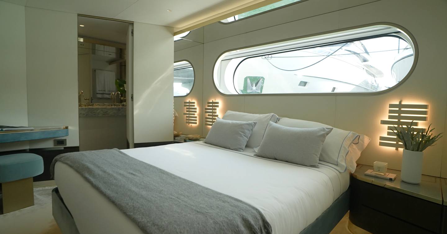 Azimut-Magellano-30M-double-cabin