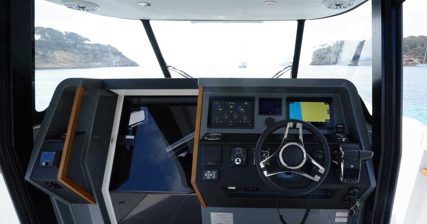 Aiata-Wayfinder-38-Suntop-Review-helm-console-and-navigation-displays-with-forward-visibility