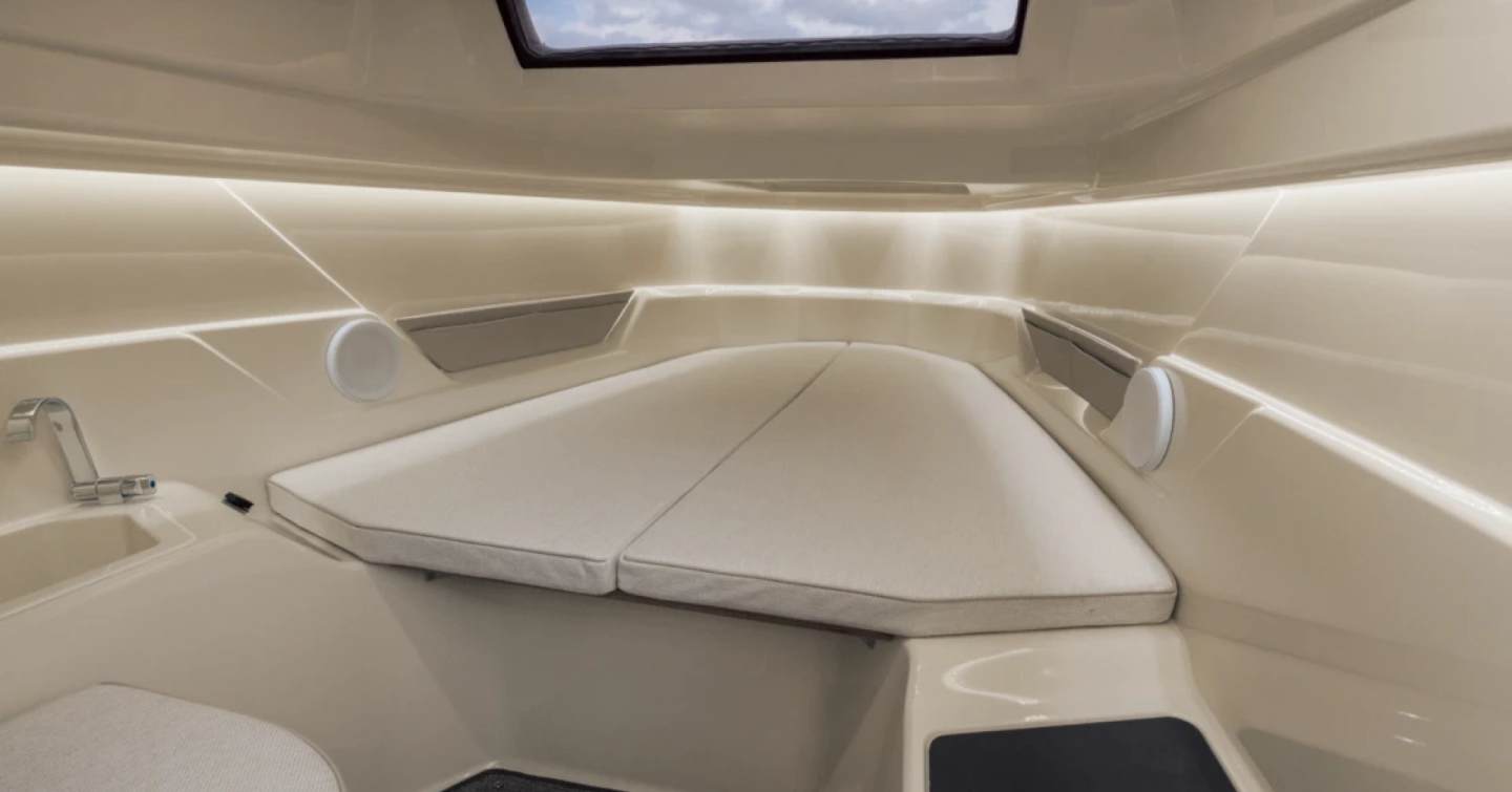 Axopar-AX/E-25-Cross-Bow-Review-cabin