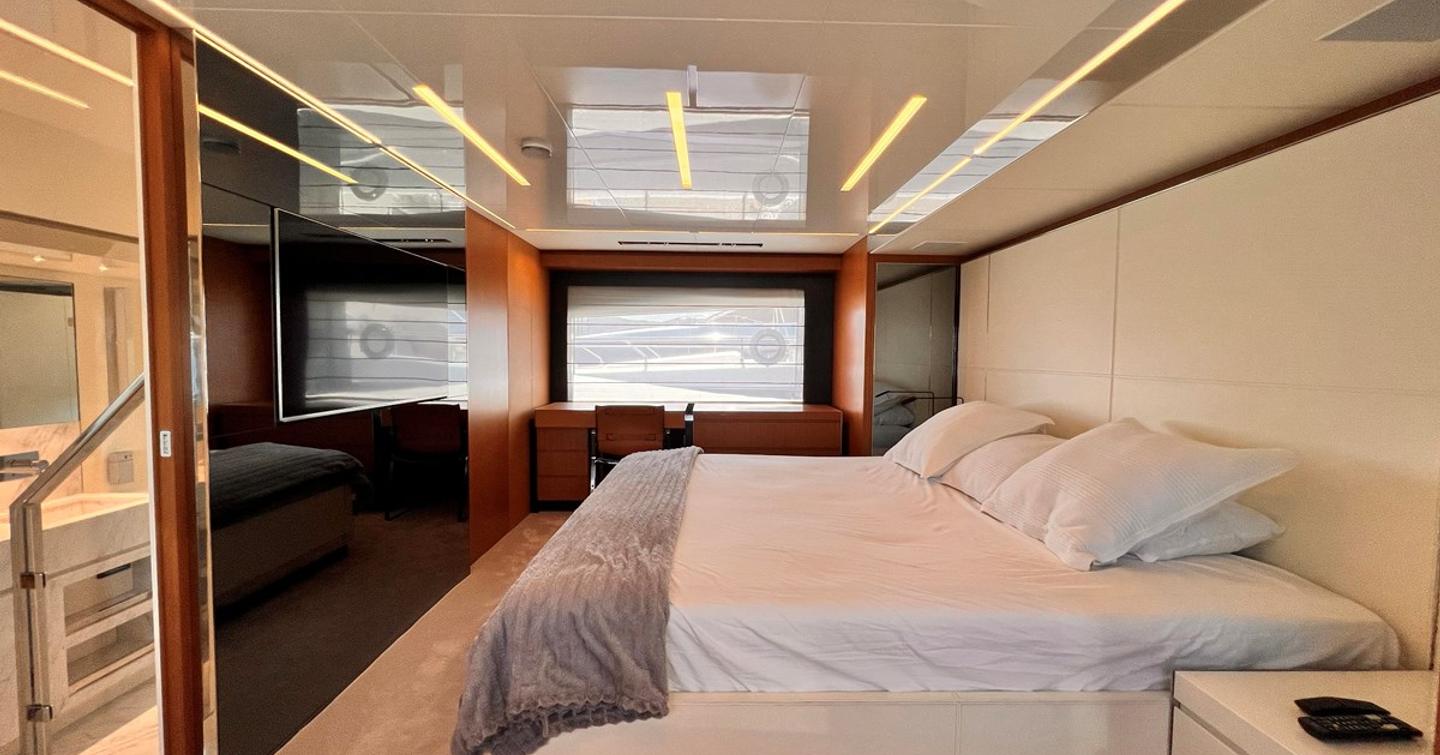 Riva motor yacht No Stress 888 master cabin with ensuite 