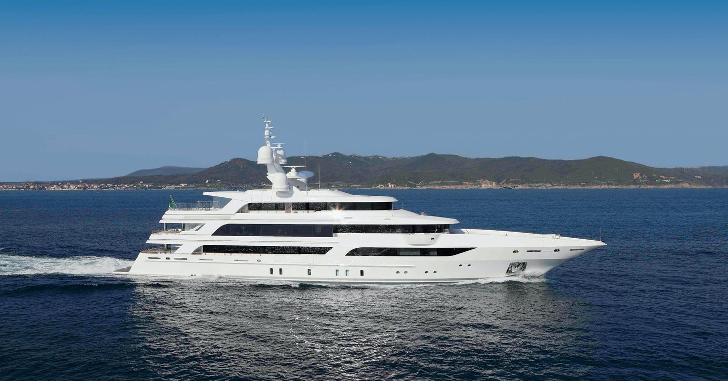 Superyacht Moca under way 