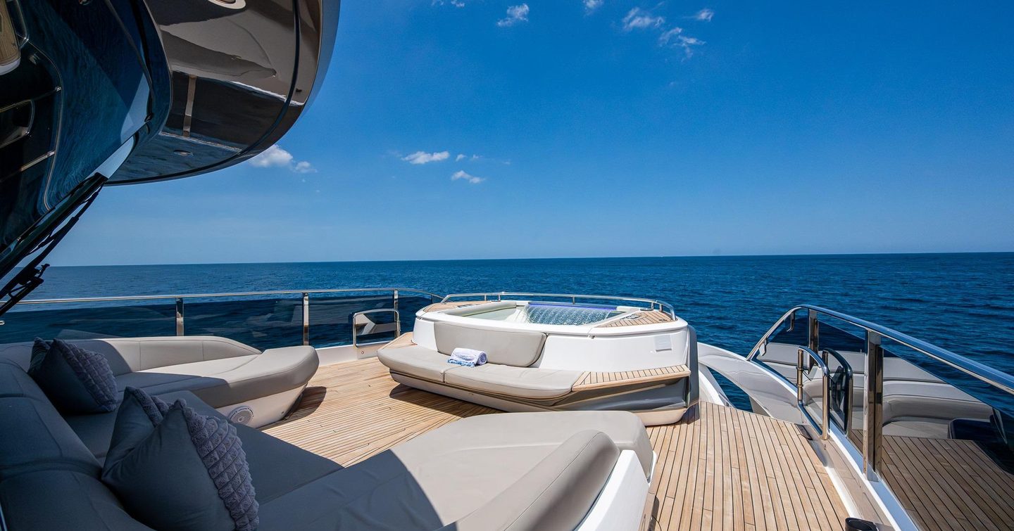 Motor Yacht Splash foredeck with jacuzzi