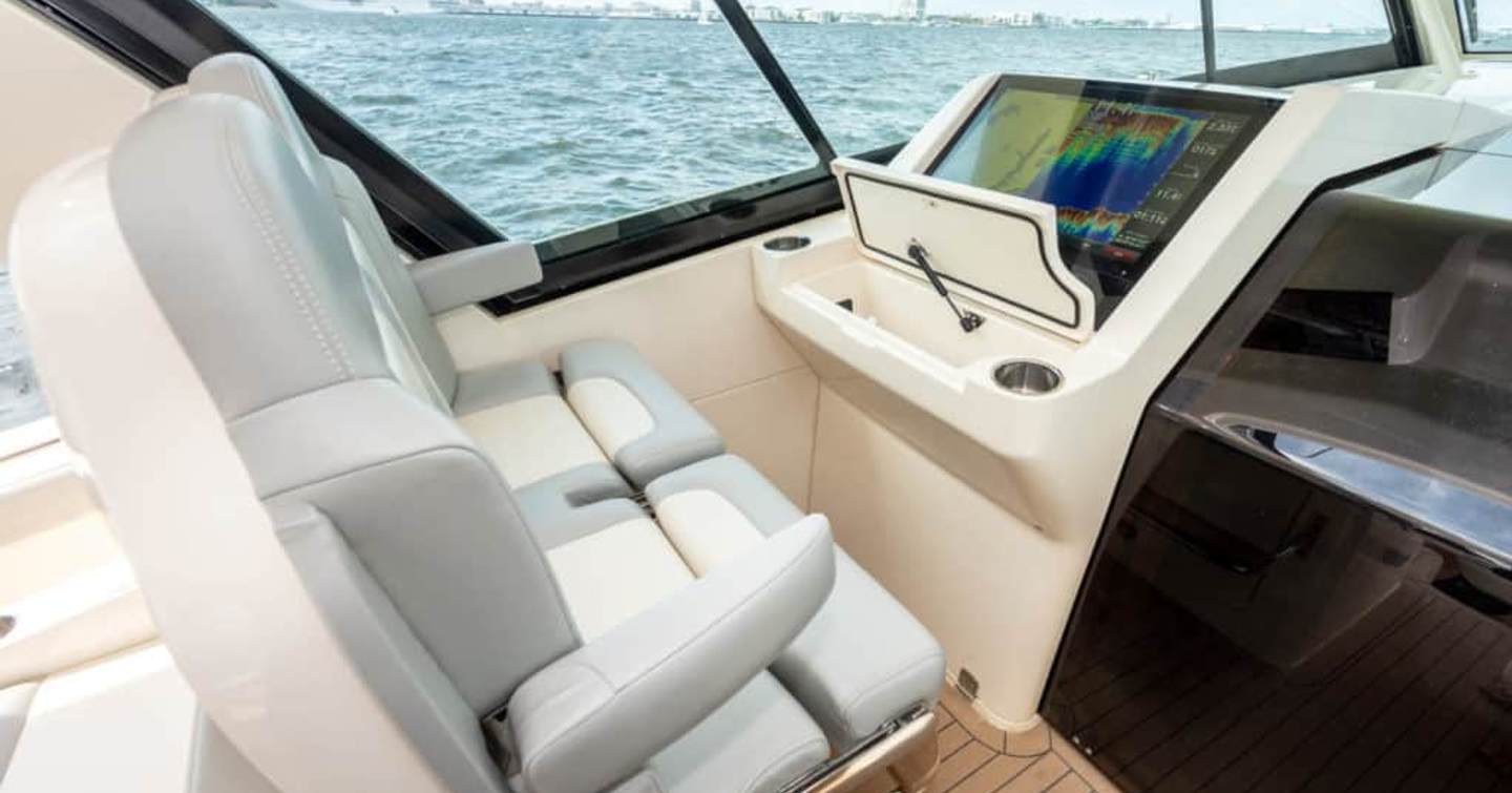 Scout-530-LXF-helm-navigator-seat-and-screen