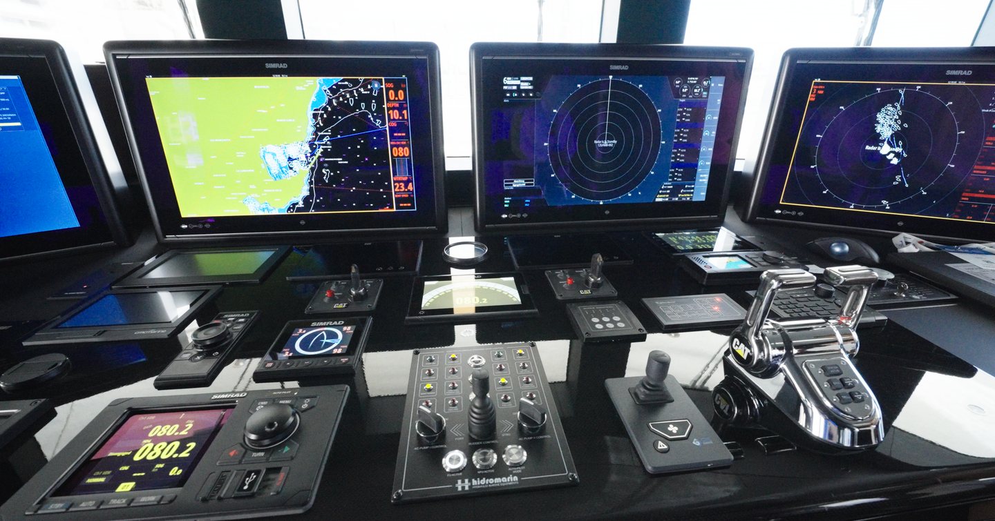 Bilgin-163-II-Review-helm-screens