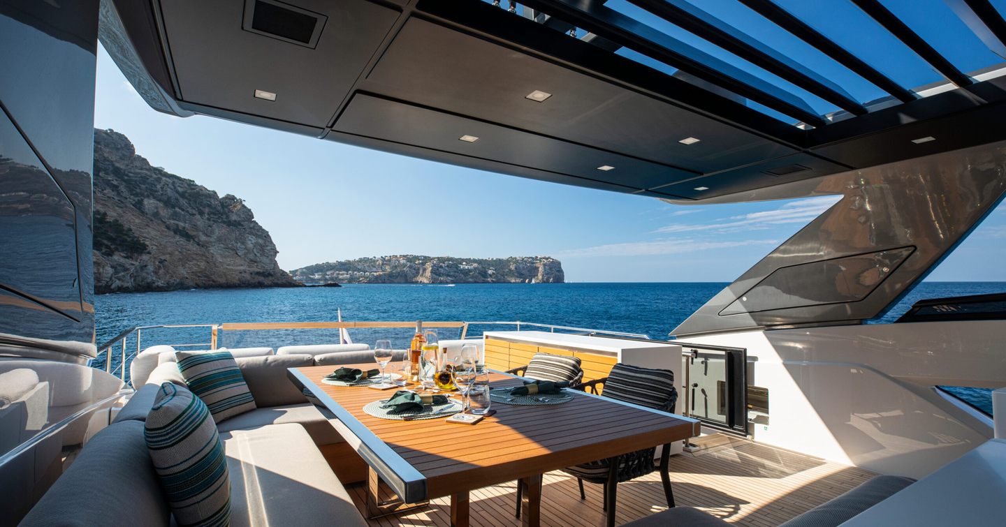 Sanlorenzo motor yacht Seven flybridge dining area 