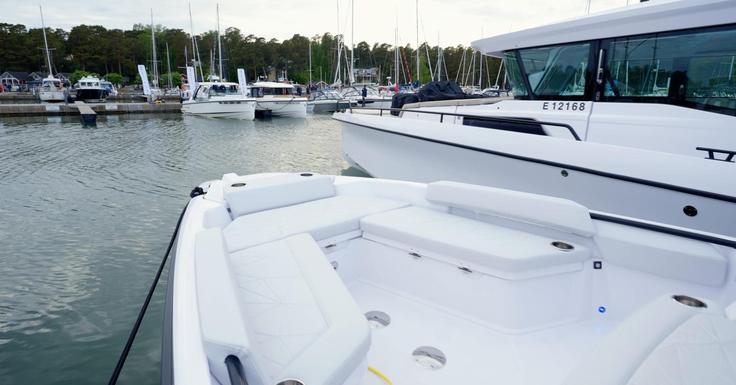 Axopar-29-CCX-Review-foredeck-seating