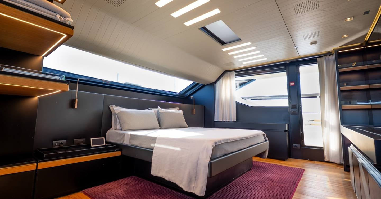 Motor yacht Le Gypsy master cabin 