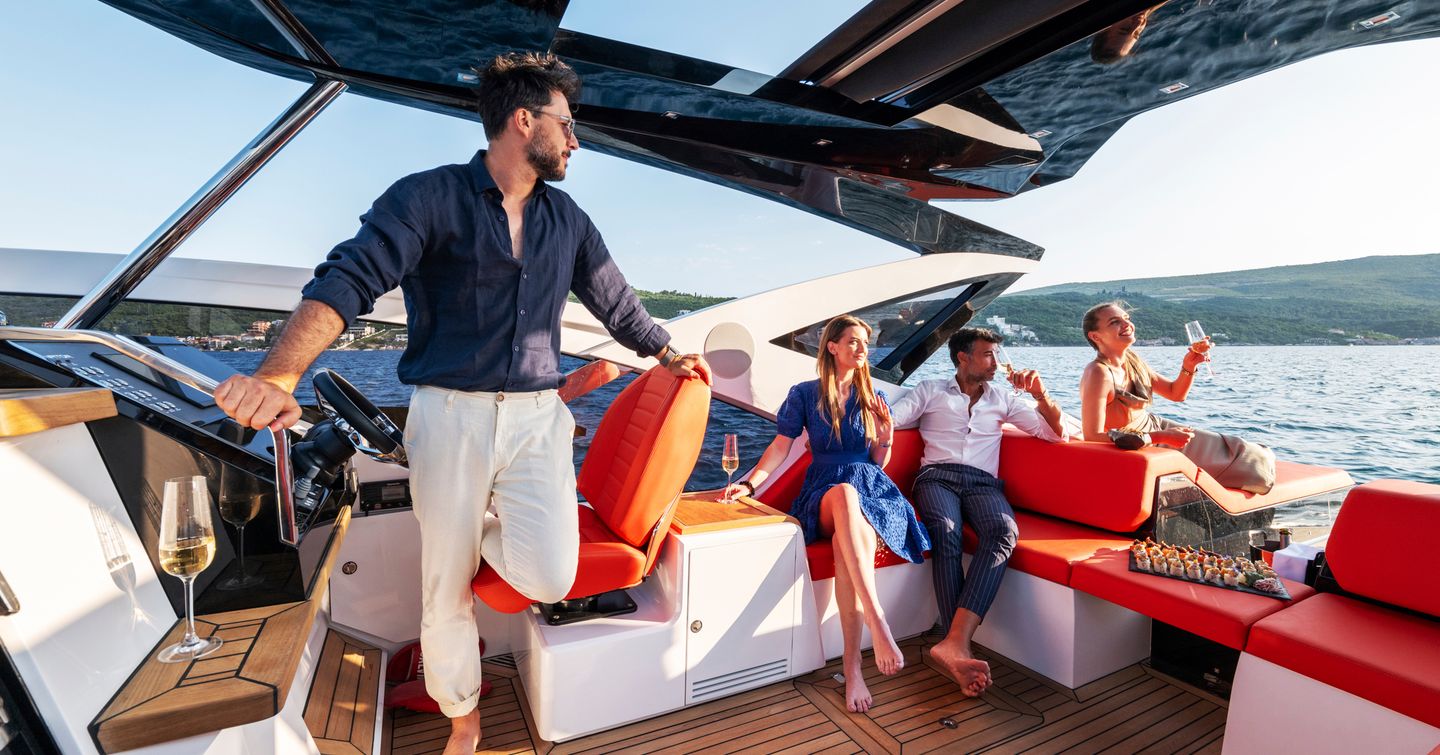 Dominator-Midi-Ilumen-M35-cockpit-lifestyle