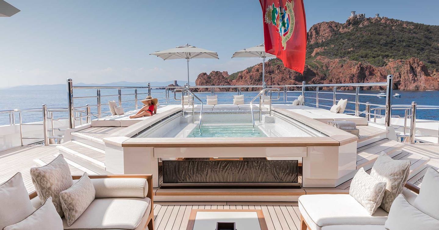 Superyacht DreAMBoat's swimming pool