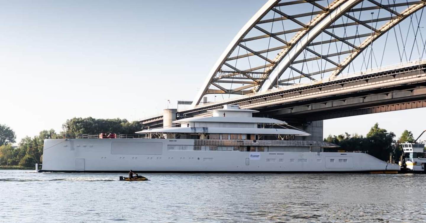 Superyacht Feadship 824 under way beneath a bridge