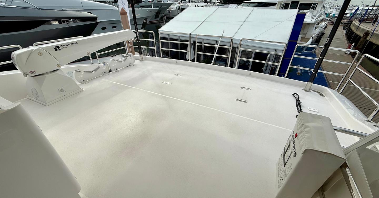 Horizon-PC60-tender-deck