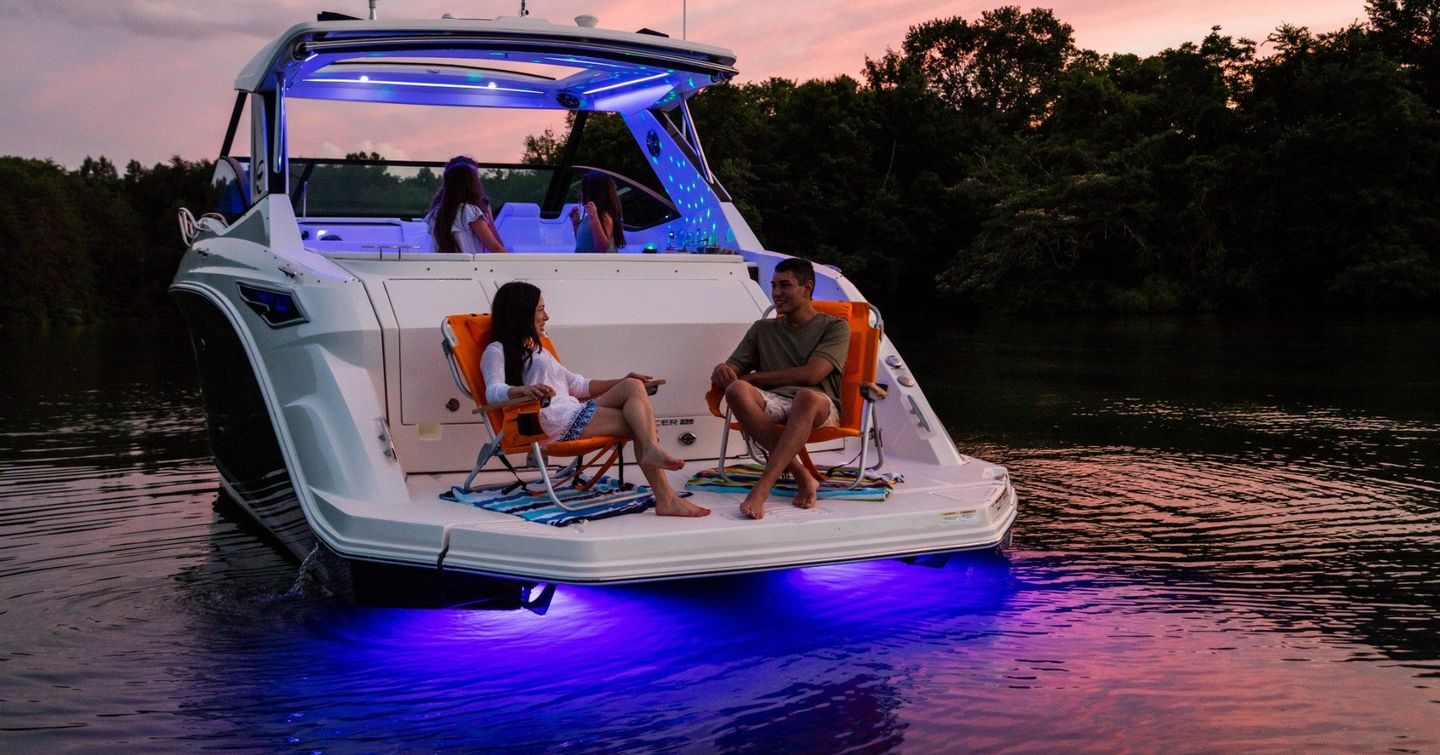 Sea-Ray-Sundancer-320-aft-deck-night