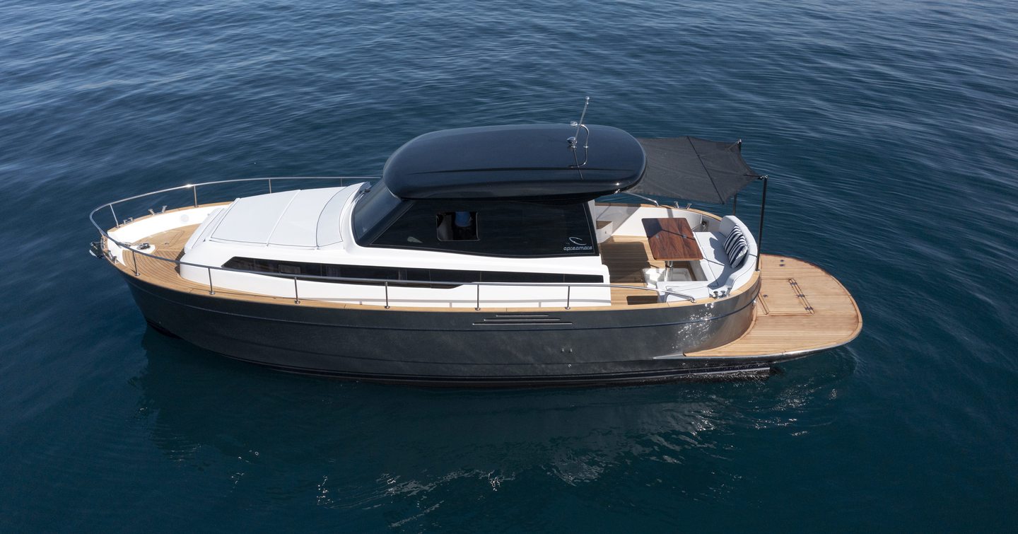 Motor yacht Apreamare Gozzo 38 Cabin at anchor