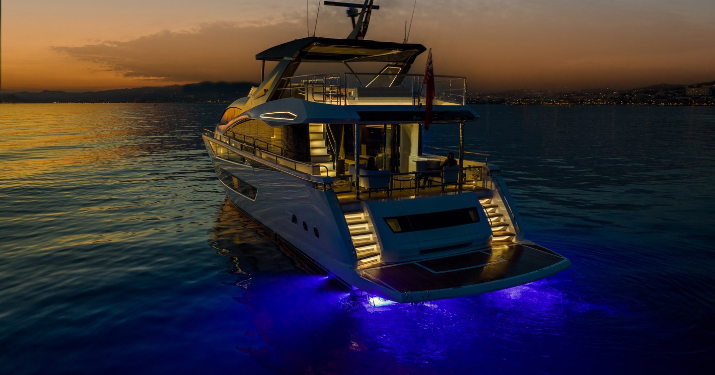 Sunseeker-88-Yacht-night-illumination