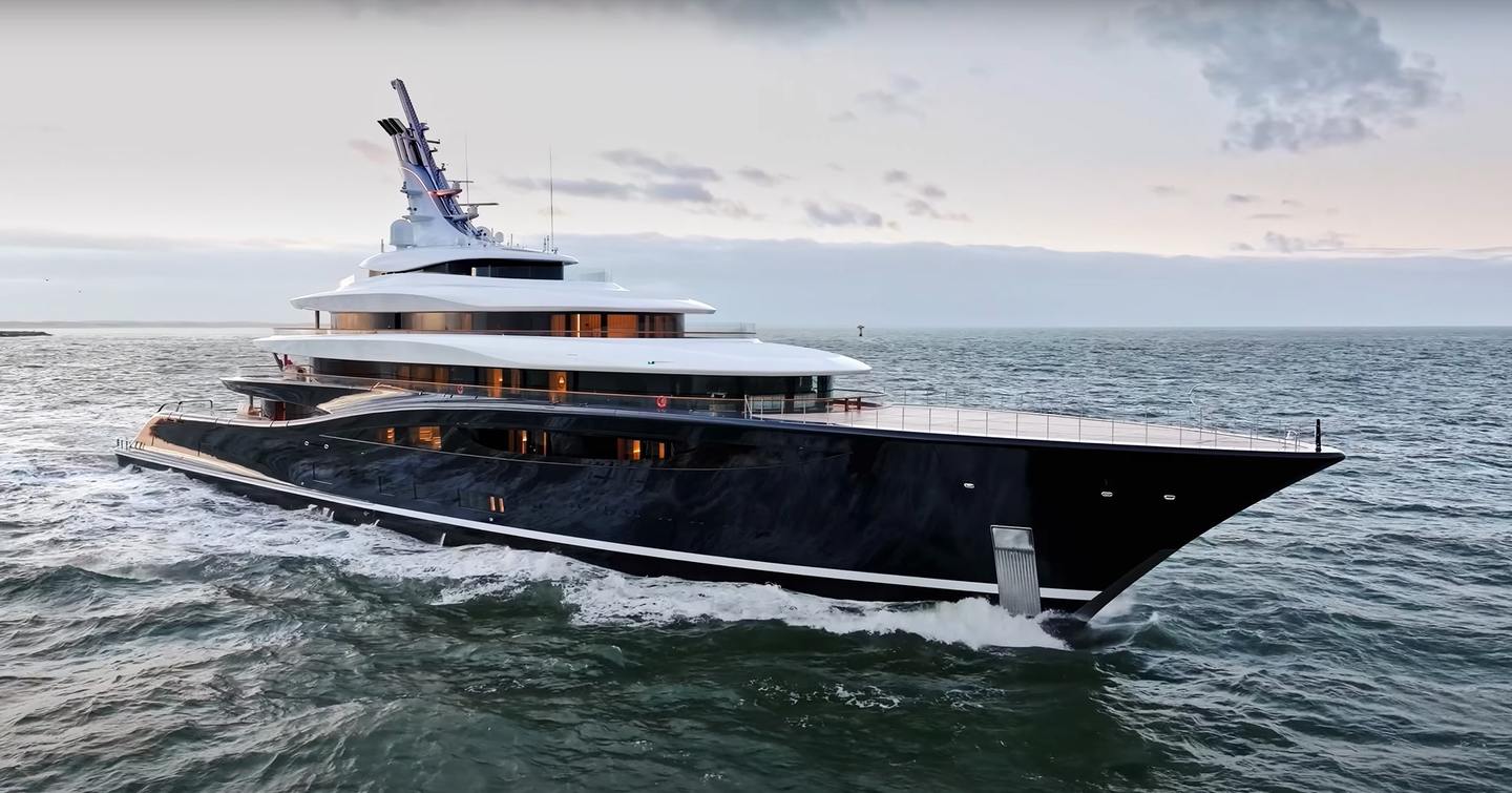 Superyacht BREAKTHROUGH running