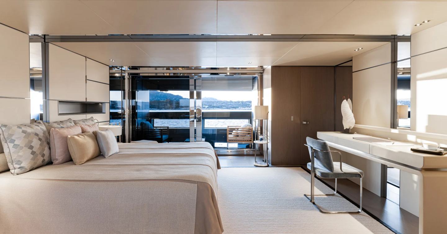 Superyacht Flying Dagger III master cabin 