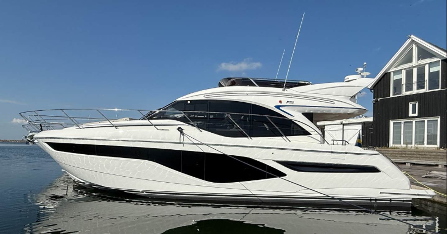 Princess F50 at anchor 