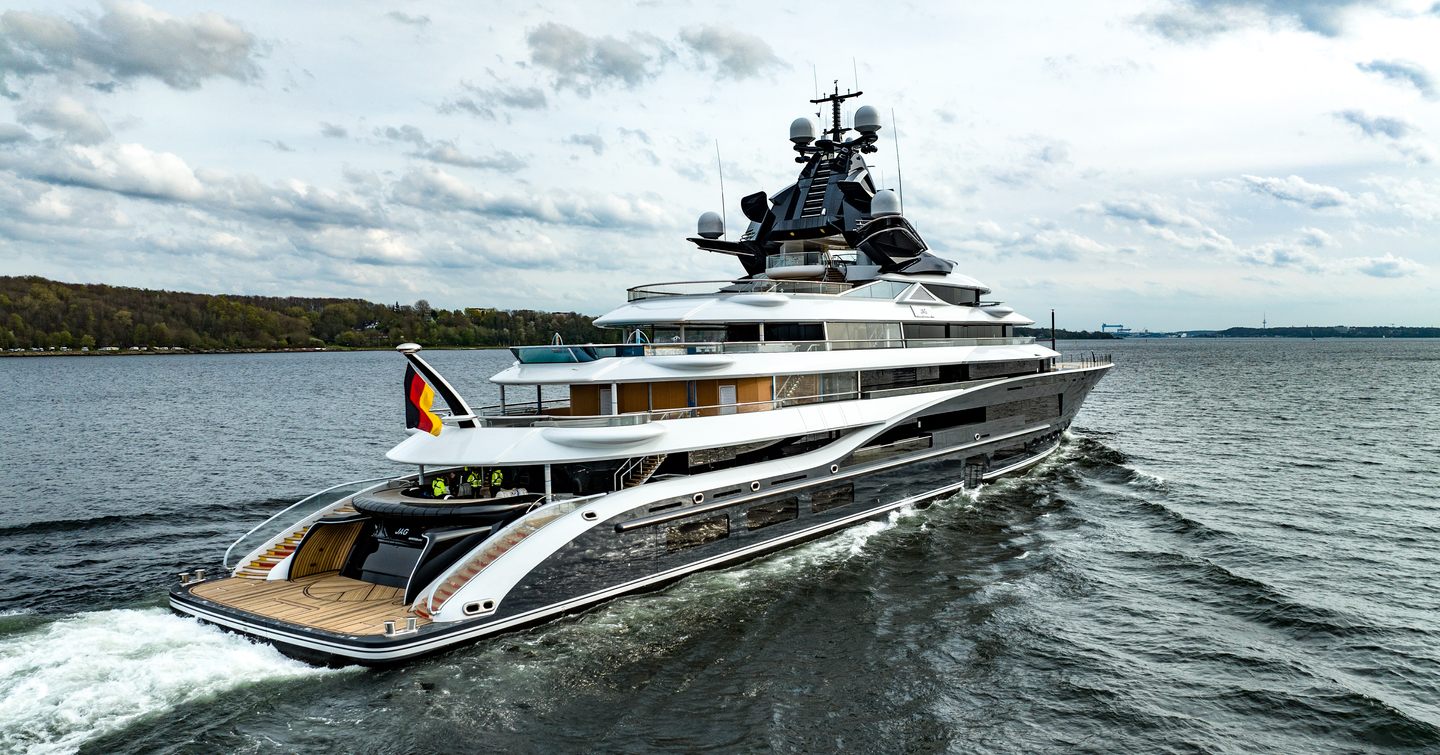 Superyacht Kismet  under way 
