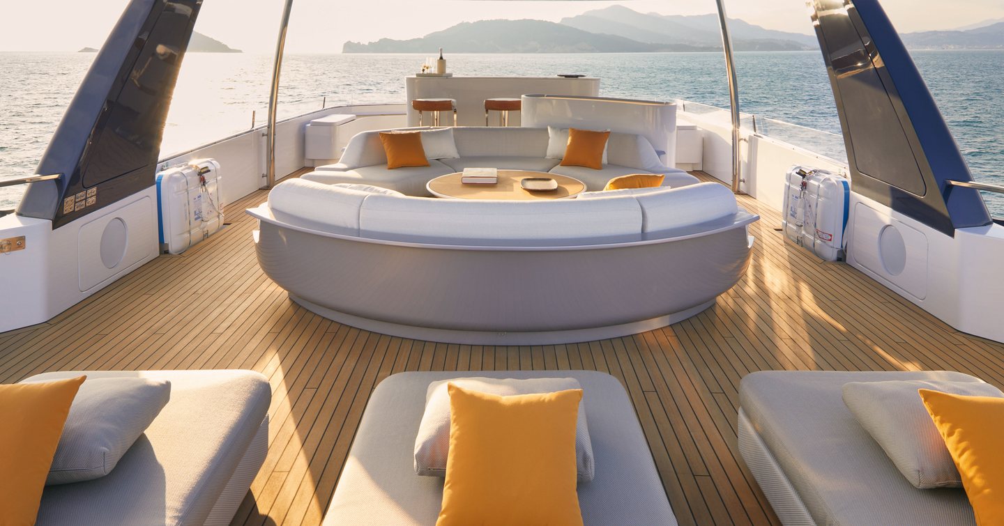 azimut grande trideck, beach club, sundeck, mezzanine