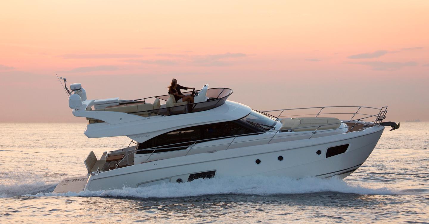Bavaria-Virtess-420-Fly-running-sunset