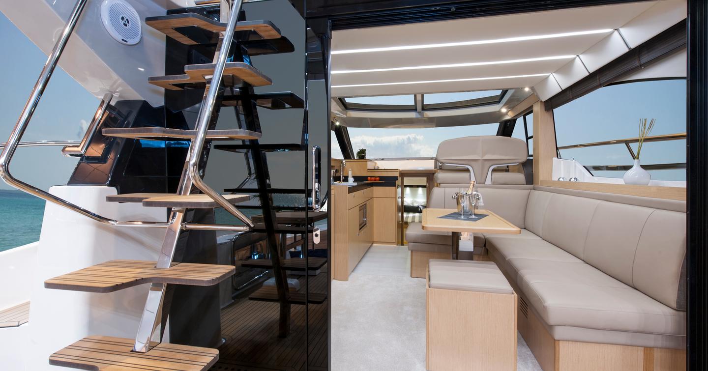 Bavaria-Virtess-420-Fly-cockpit-to-saloon