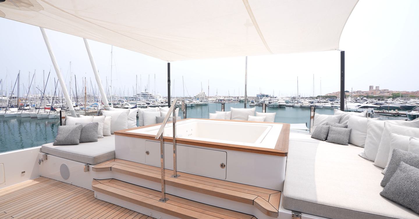 Custom-Line-Navetta-42-Review-sundeck-hot-tub