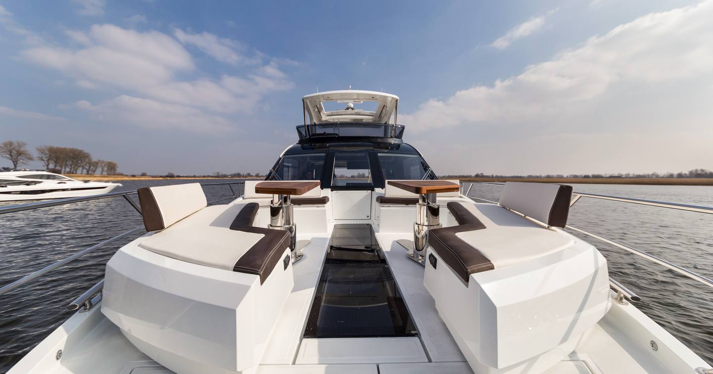 Galeon-640-Fly-foredeck