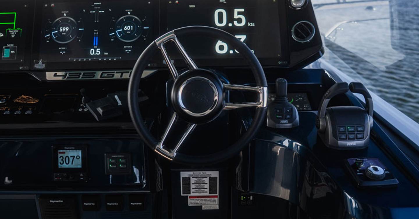 Galeon-435-GTI-Review-helm-dashboard
