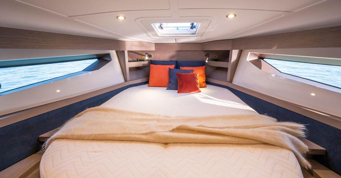 Beneteau-Gran-Turismo-41-forward-cabin