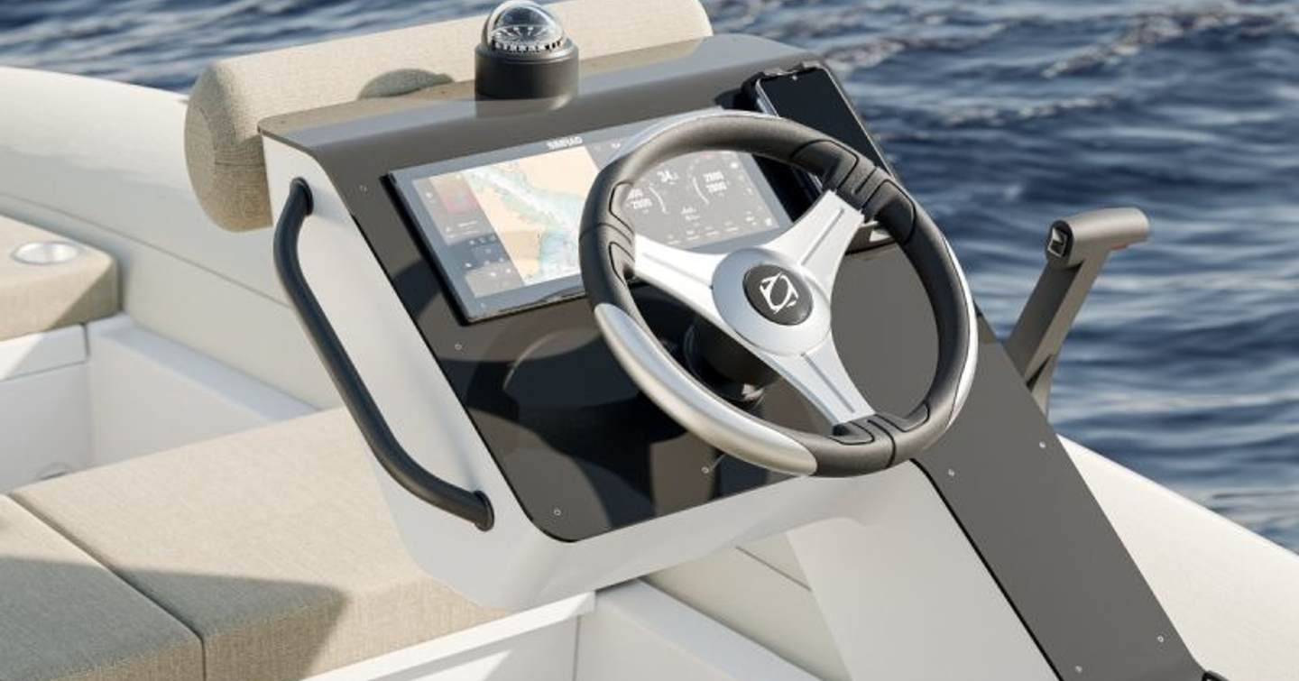 Close up of Zodiac Yachtline 4.0 tender helm station