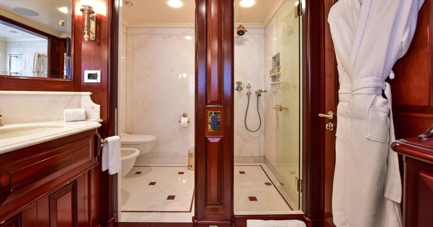 Superyacht Berilda's ensuite 