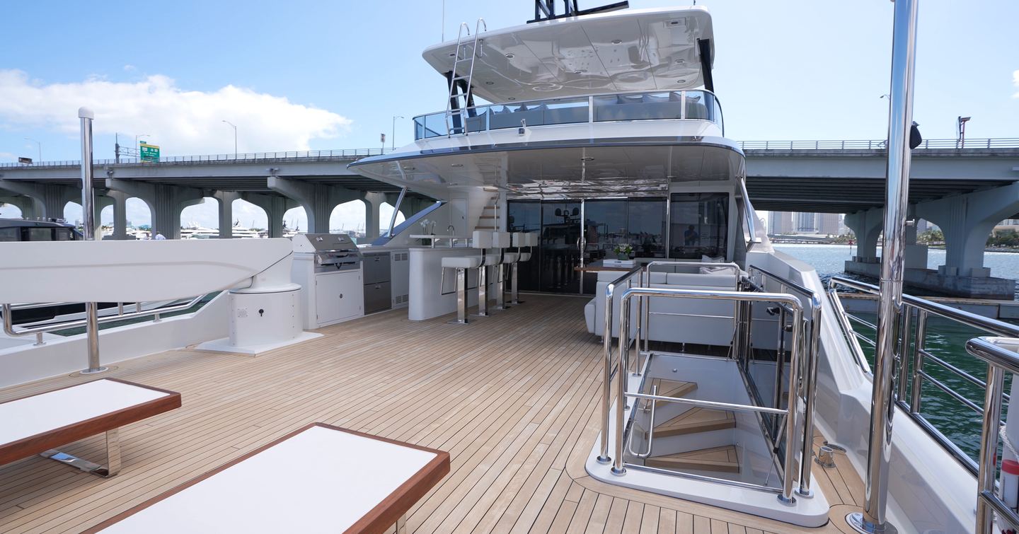 Ocean-Alexande-37L-Review-bridge-deck-aft