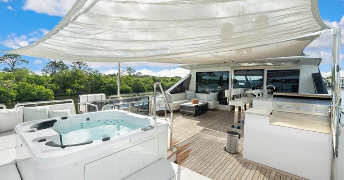  Motor Yacht Twin Dreams aft deck with jacuzzi