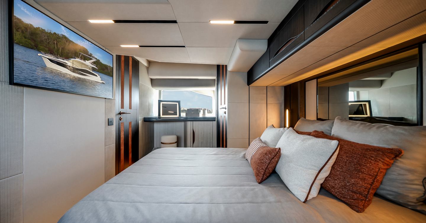 Galeon 520 Fly yacht master cabin with tv 
