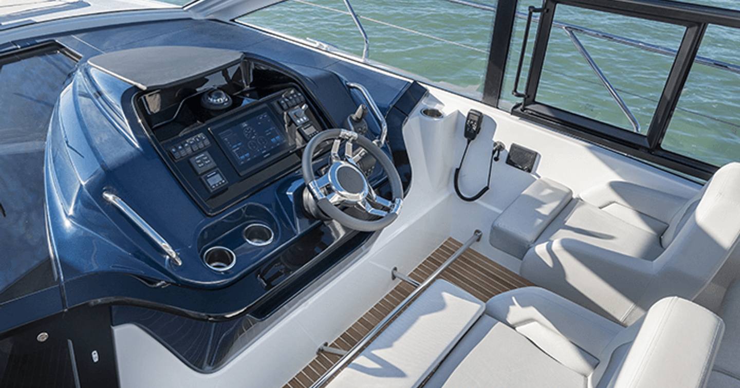 Beneteau-Gran-Turismo-41-helm-station